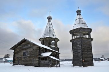 Antik John Chrysostom kilise ve çan kulesi Köyü Saunino, Arkhangelsk region, Rusya Federasyonu bulutlu havalarda kışın
