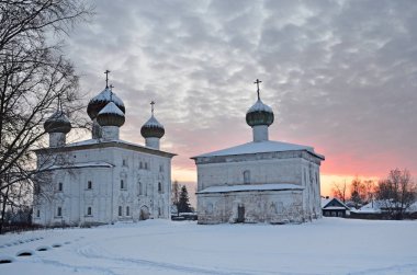 Rusya, Arkhangelsk bölgesi. Kargopol, duyuru (Blagoveschenskaya Kilisesi ve St.Nicholas Kilisesi Kargopol batımında yeni meydanında kış akşamları