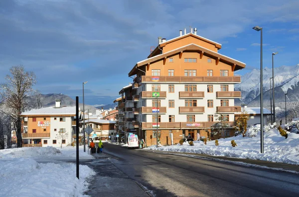 Rosa Khutor Sochi Rússia Janeiro 2018 Dois Snowboarders Chegaram Aldeia — Fotografia de Stock