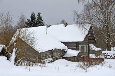 Arkhangelsk region, Kargopol ilçe, köy Pogost. Eski ahşap evlerin sokak
