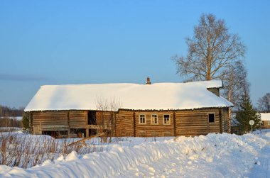 Rusya, Arkhangelsk bölgesi, Plesetsk İlçesi, Voznesenskaya köyü. Eski ahşap evler