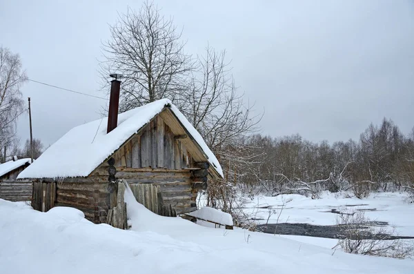 ロシア 冬のアルハンゲリスク地域ガス村 Kargopol Churyega 川の岸にサウナを煙します — ストック写真