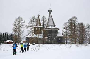 Arkhangelsk region, Kargopol ilçe, köy Pogost. Kayak turist 1787 yılında inşa Epiphany, kiliseye gitmek