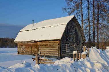 Rusya, Arkhangelsk bölgesi, Plesetsk İlçesi, Voznesenskaya köyü. Eski ahşap evler