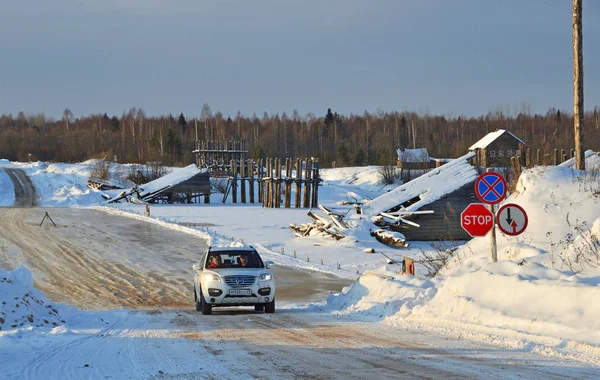 Región Arkhangelsk Distrito Plesetsk Rusia Febrero 2018 Coche Monta Cruce — Foto de Stock