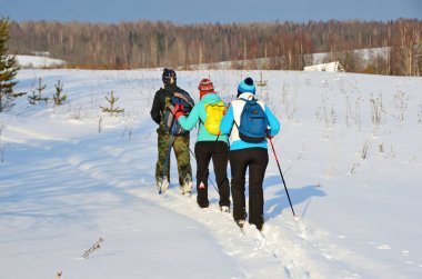 Arkhangelsk bölgesi, Plesetsk bölgesi, Rusya, Şubat, 12. 2018. Terk edilmiş köy, Mikhailovskaya içinde (Isakovskaya) Şubat ayında Kayak turist