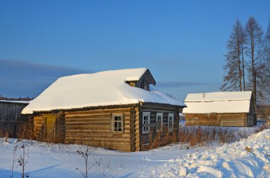 Rusya, Arkhangelsk bölgesi, Plesetsk İlçesi, Voznesenskaya köyü. Eski ahşap evler