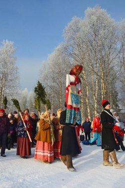 Malye Korely, Arkhangelsk region, Rusya Federasyonu, Şubat, 18, 2018. İnsanlar Malye Korely Shrovetide, kutlama