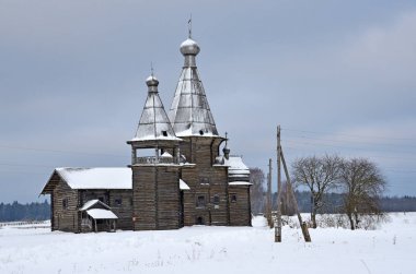 John Chrysostom Kilisesi (Ioan Çelyabinsk kilise) ve çan kulesi kış, Saunino Köyü, Arkhangelsk region, Rusya Federasyonu