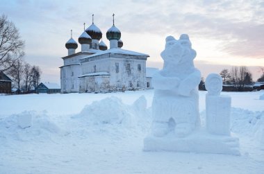 Rusya, Arkhangelsk bölgesi. Kargopol, buz heykel Masha ve ayı gün batımında yeni meydanında kış akşamları duyuru (Blagoveschenskaya) Kilisesi önünde