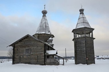 John Chrysostom Kilisesi (Ioan Çelyabinsk kilise) ve çan kulesi kış, Saunino Köyü, Arkhangelsk region, Rusya Federasyonu