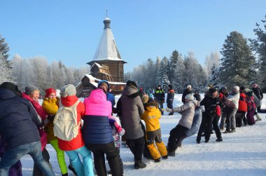 Malye Korely, Arkhangelsk region, Rusya Federasyonu, Şubat, 18, 2018. İnsanlar Malye Korely Shrovetide ile kutluyor. Halat