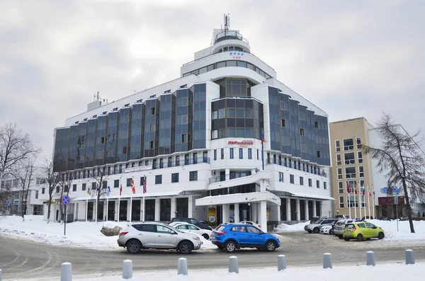 Arkhangelsk Rusia Febrero 2018 Los Coches Están Aparcados Hotel Pur — Foto de Stock