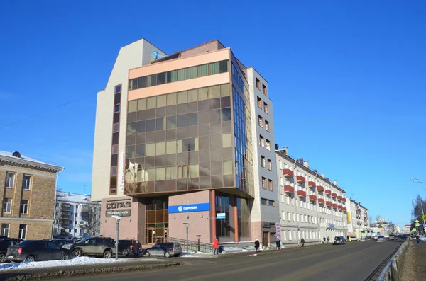 阿尔汉格尔斯克 2018 Gazprombank 和保险集团 Sogaz 大厦入口处附近的汽车在阿尔汉格尔斯克 Troitsky — 图库照片