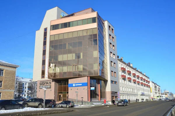 阿尔汉格尔斯克 2018 Gazprombank 和保险集团 Sogaz 大厦入口处附近的汽车在阿尔汉格尔斯克 Troitsky — 图库照片
