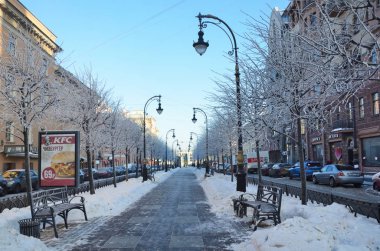 St Petersburg, Rusya, 22 Şubat 2018. Çernişevski sokak otomobillerde soğuk gün