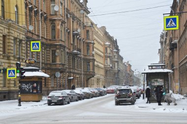 St Petersburg, Rusya, 26 Şubat 2018. Kışın şiddetli kar yağışı Mokhovaya Caddesi üzerinde yol kenarı araba park