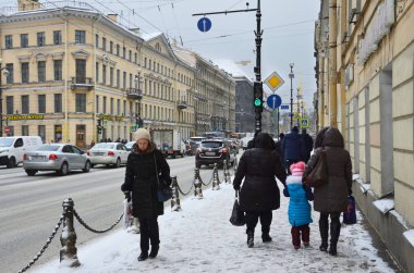St Petersburg, Rusya, 22 Şubat 2018. İnsanlar karda Nevsky prospect kışın St. Petersburg'da yürüme.