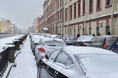 St Petersburg, Rusya, 26 Şubat 2018. Kışın şiddetli kar yağışı Griboedov chennal dolgu üzerinde yol kenarı araba park