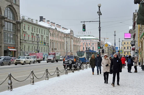 San Petersburgo Rusia Febrero 2018 Personas Nieve Caminando Largo Nevsky —  Fotos de Stock