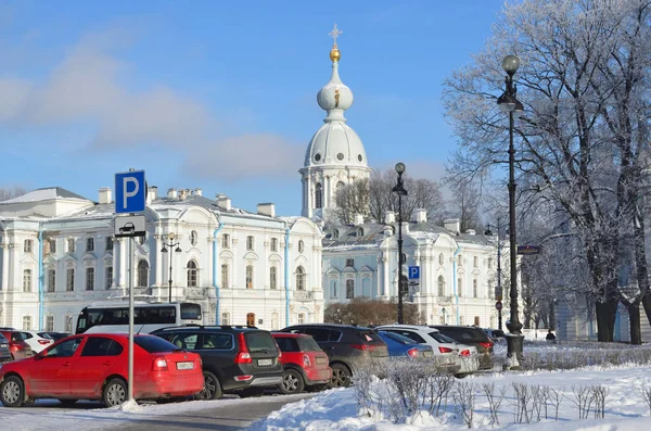 São Petersburgo Rússia Fabruary 2018 Carros Estacionados Perto Edifício Antigo — Fotografia de Stock