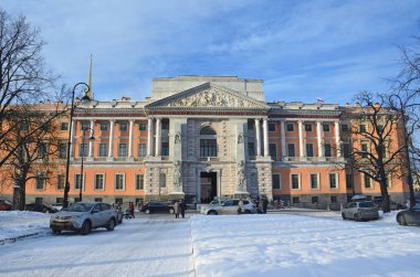 St Petersburg, Rusya, 22 Şubat 2018. Kış Mikhailovsky castle civarındaki arabalar. Fontanka. Saint-Petersburg