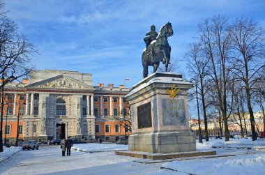St Petersburg, Rusya, 22 Şubat 2018. İmparator Peter Anıtı yakınındaki büyük ve Mikhailovsky Kalesi kışın insanlar. Fontanka. Saint-Petersburg