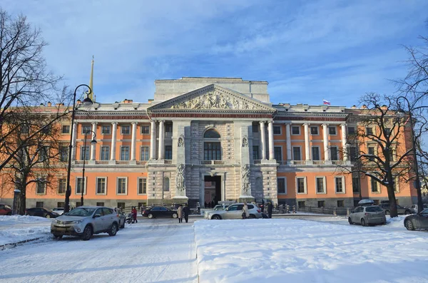 St Petersburg, Rusya, 22 Şubat 2018. Kış Mikhailovsky castle civarındaki arabalar. Fontanka. Saint-Petersburg