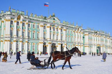 St Petersburg, Rusya, Şubat, 27, 2018. Bir kızak Kış Sarayı, St. Petersburg önünde içinde at