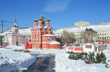 Noscow, Rusya, Mart, 06, 2018. Znamensky Manastırı ve Varvarka street güneşli bahar gününde Romanov odaları boyars