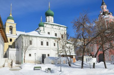 Noscow, Rusya, Mart, 06, 2018. Znamensky Manastırı ve Varvarka street güneşli bahar gününde Romanov odaları boyars
