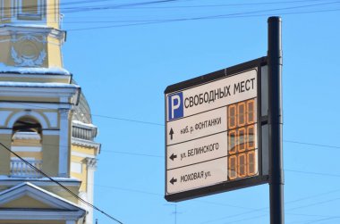 St Petersburg, Rusya, Şubat, 27, 2018. Mevcut park yerleri açmak Fontanka Nehri set üzerinden Belinsky Street St Petersburg yokluğu hakkında bilgi yönetim kurulu