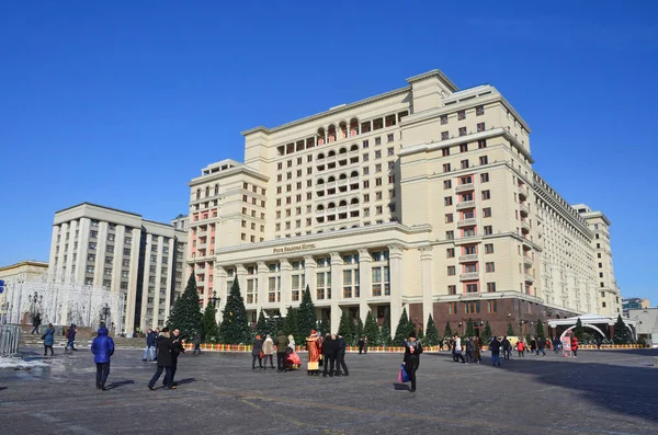 Москва Російська Федерація Березня 2018 Році Люди Йдуть Поруч Готелем — стокове фото