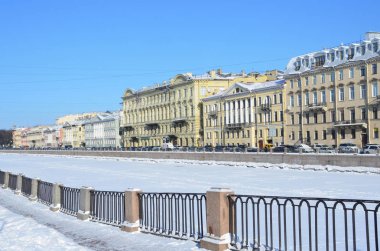 St Petersburg, Rusya, Şubat, 27, 2018. Saint Petersburg, kışın Fontanka Nehri'nin dolgu üzerinde trafik sıkışıklığı. Evler 24, 26, 28, 30