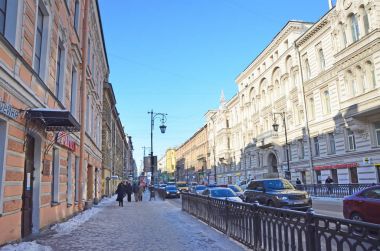 St. Petersburg, Rusya, Şubat, 27, 2018.St. insanlar Pestel street üzerinde kış sabahları yürüyüş