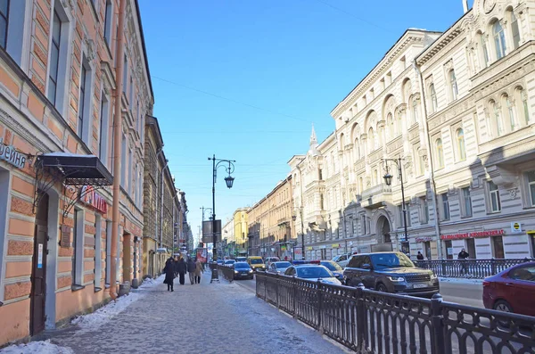 Sint Petersburg Rusland Februari 2018 Mensen Lopen Pestel Straat Winterochtend — Stockfoto