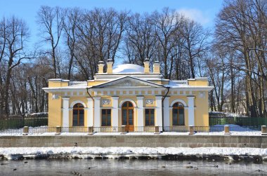 St Petersburg, Rusya, Şubat, 27, 2018. Saint Petersburg kahve (Kofeyny) ev Fontanka Nehri kışın güneşli günde çıkabilir. 1826 yer inşa