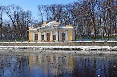 St Petersburg, Rusya, Şubat, 27, 2018. Saint Petersburg kahve (Kofeyny) ev Fontanka Nehri kışın güneşli günde çıkabilir. 1826 yer inşa