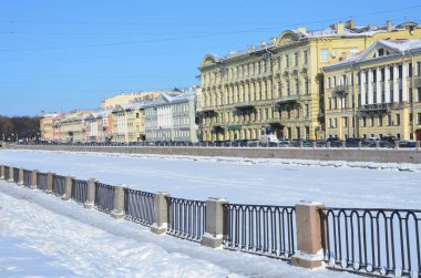 St Petersburg, Rusya, Şubat, 27, 2018. Saint Petersburg, kışın Fontanka Nehri çıkabilir. Evler 24, 26, 28, 30