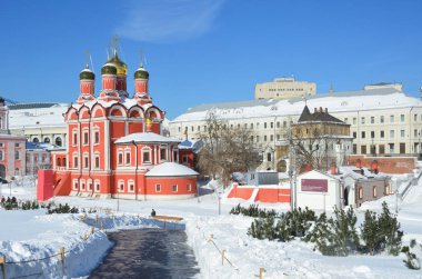 Noscow, Rusya, Mart, 06, 2018. Znamensky Manastırı ve Varvarka street güneşli bahar gününde Romanov odaları boyars