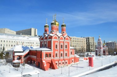 Moskova, Varvarka sokak. Kilisenin Tanrı aşkına (Znamensky Manastırı) işareti ve muzaffer büyük şehit George Kilisesi görünümünü Pskov tepe üzerinde
