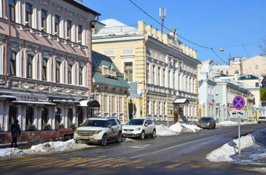 Noscow, Rusya Federasyonu, Mart, 06, 2018.Cars yol kenarında park etmiş önlemek erken ilkbaharda kar Moskova'da sokak Podsosensky Lane'de yoldan Temizleme