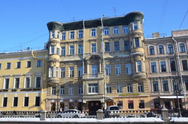 St Petersburg, Rusya, Şubat, 27, 2018. Daireli ev numarası Griboyedov kanal dolgu güneşli kış günde 10. 1823 inşa 