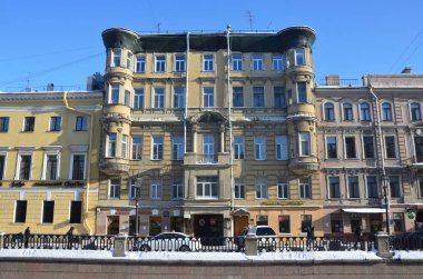 St Petersburg, Rusya, Şubat, 27, 2018. Daireli ev numarası Griboyedov kanal dolgu güneşli kış günde 10. 1823 inşa 