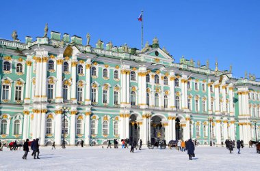 St Petersburg, Rusya, Şubat, 27, 2018. Kış Sarayı, Februsry St. Petersburg'da önünde yürüyen insanlar