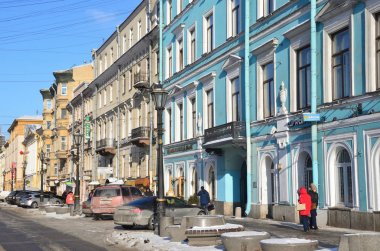 St Petersburg, Rusya, Şubat, 27, 2018. House 16 - V. V. Engelgardt Saint Petersburg'daki kış Griboyedov kanal dolgu Tarih Hanesi'nin yakınındaki insanlar