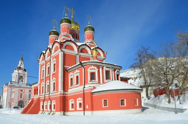 モスクワ 晴れた日の冬の Varvarka 通りの Znamensky 修道院 — ストック写真