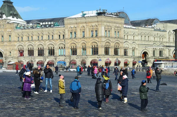 Mosca Russia Marzo 2018 Turisti Stranieri Sulla Piazza Rossa Fronte — Foto Stock