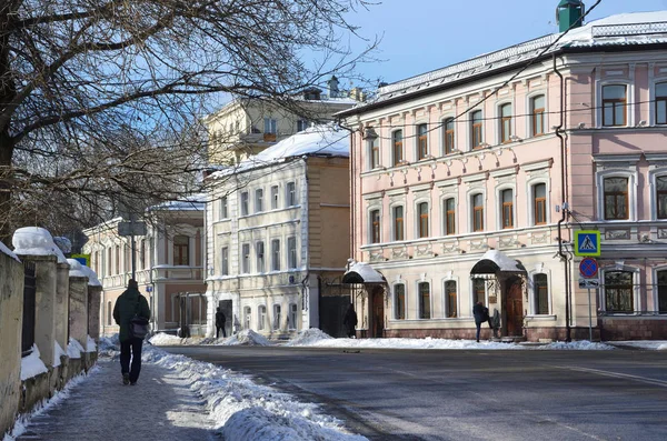 ロシア モスクワ 2018 日Vorontsovo ポールの通りの上を歩く男 — ストック写真