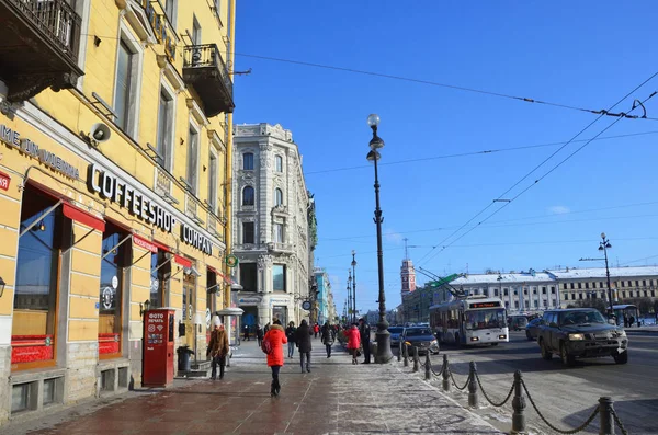 Petersburg Rosja Lutego 2018 Ludzie Chodzą Ulicy Newski Prospekt Zimie — Zdjęcie stockowe